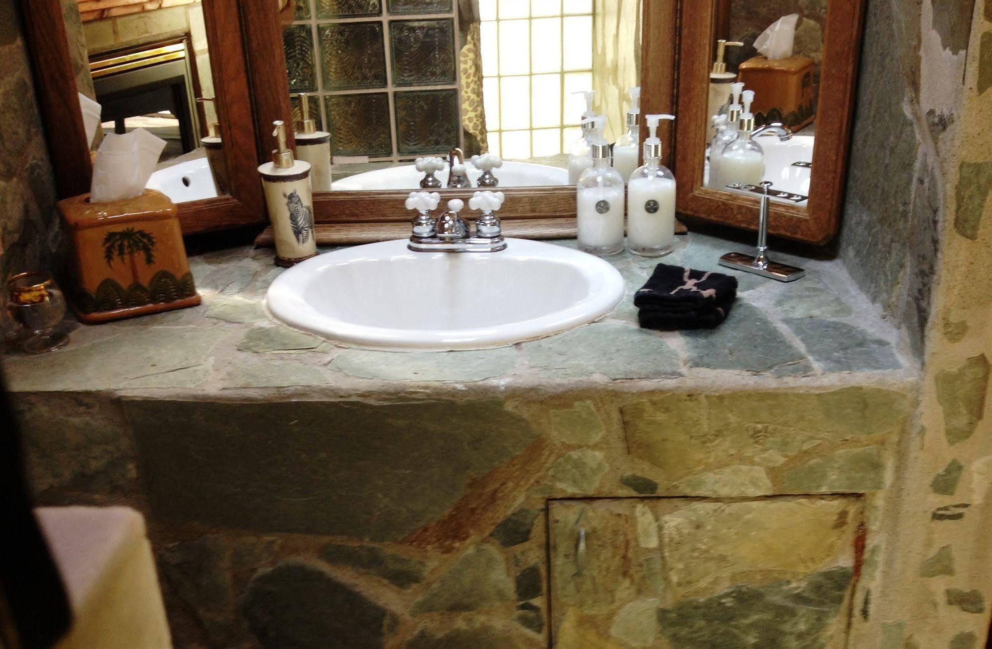 The Stone Hedge Bed And Breakfast Ричмънд Екстериор снимка
